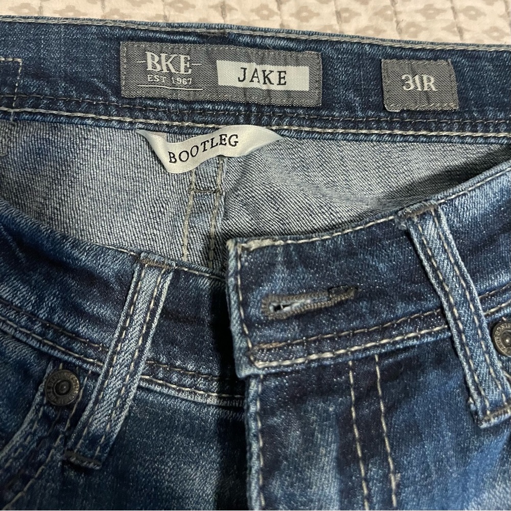 Men’s Buckle BKE Distressed Jake Bootleg 31R Denim Blue Jeans
